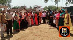  वयोवृद्ध एवं नये मतदाताओं का नारियल एवं फूल देकर सम्मानित किया गया