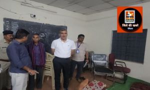  कलेक्टर और एसपी ने मतदान केंद्र का निरीक्षण किया और सुरक्षा व्यवस्थाओं का जायज़ा लिया 