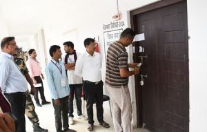  स्ट्रांग रूम किया गया सील