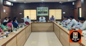  कलेक्टर श्री शर्मा ने ली छात्रावास अधीक्षकों की बैठक