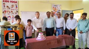  पीएम श्री बेसिक स्कूल में जिलाधीश ने बच्चों संग काटे केक