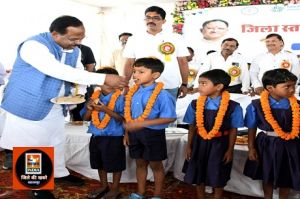जिला स्तरीय शाला प्रवेश उत्सव में कृषि मंत्री हुए शामिल