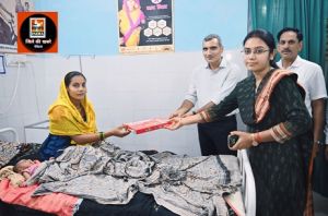 कलेक्टर ने किया सामुदायिक स्वास्थ्य केंद्र का निरीक्षण, महिला मरीज को प्रदान किया बेबी किट