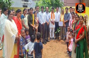 विधायक श्री योगेश्वर राजू सिन्हा ने आंगनबाड़ी केन्द्र में रोपे कटहल के पौधे