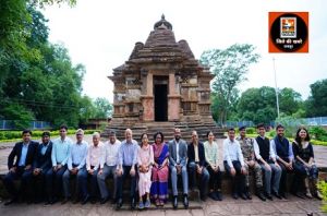 वित्त आयोग के अध्यक्ष डॉ. पनगढ़िया नारायणपाल मंदिर की वस्तुकला देखकर प्रभावित हुए