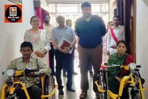 मुख्यमंत्री श्री विष्णुदेव साय के निर्देश पर दो दिव्यांग को मिला बैटरी चलित ट्राई सायकल