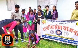  एन.एस.एस. के स्वयं सेवकों ने ‘‘एक पेड़ मां के नाम’’ किया वृक्षारोपण