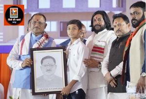  मुख्यमंत्री को छात्र हर्ष गिलहरे ने स्केच पोर्ट्रेट भेंट की