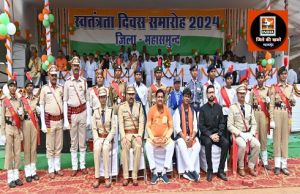 महासमुंद में खाद्य मंत्री श्री दयालदास बघेल ने किया ध्वजारोहण