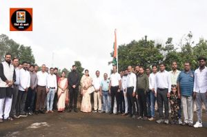 उपाध्यक्ष श्री वेदांती तिवारी ने जिला पंचायत कार्यालय में फहराया तिरंगा