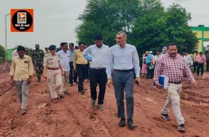 ग्राम झालम मे मुख्यमंत्री के प्रस्तावित कार्यक्रम की तैयारियों को लेकर कलेक्टर ने कार्यक्रम स्थल का निरीक्षण कर अधिकारियों की ली बैठक