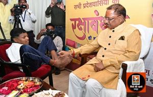 हाथ नहीं, पैरों से मुख्यमंत्री श्री साय को वर्षा ने बांधी राखी