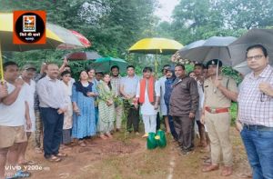 विधायक श्री सिन्हा ने एक पेड़ मां के नाम पर वन परिसर में बेल पौध का रोपण किया