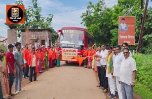 विधायक श्री योगेश्वर राजू सिन्हा ने श्री राम लाल दर्शन अयोध्या धाम  के तीर्थ यात्री बस को हरी झंडी  दिखाकर किया रवाना