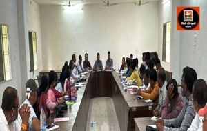 एसडीएम श्री साहू ने पटवारी और राजस्व निरीक्षकों के कामकाज की समीक्षा की