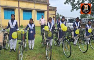  साइकिल ने की समाधान - स्कूल पहुंचने में हुई आसान