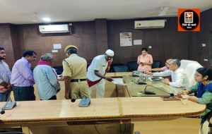 समय-सीमा बैठक के बाद कलेक्टर श्री शर्मा ने सुनी जनदर्शन में लोगों की समस्याएं