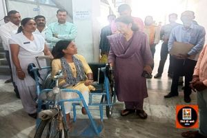 दिव्यांग संध्या को मिली नई रोशनी’ कलेक्टर श्रीमती त्रिपाठी की पहल से छात्रा को मिली ट्राइसिकल का सहारा’