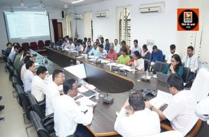 कलेक्टर डॉ. मित्तल ने जिला स्वास्थ्य समिति की समीक्षा बैठक ली