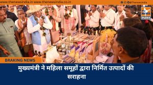 मुख्यमंत्री ने महिला समूहों द्वारा निर्मित उत्पादों की सराहना