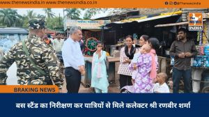 बस स्टैंड का निरीक्षण कर यात्रियों से मिले कलेक्टर श्री रणबीर शर्मा