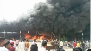CG : सब्जी मंडी में लगी भीषण आग, कई दुकानें जलकर खाक, लाखों का हुआ नुकसान CG : सब्जी मंडी में लगी भीषण आग, कई दुकानें जलकर खाक, लाखों का हुआ नुकसान