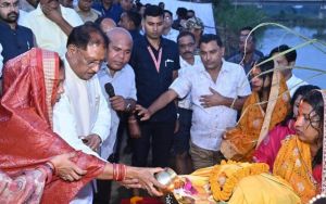 मुख्यमंत्री साय ने जशपुर में दुलदुला छठ घाट में सूर्य को दिया अर्घ्य: प्रदेश की सुख-समृद्धि और खुशहाली की कामना की मुख्यमंत्री साय ने जशपुर में दुलदुला छठ घाट में सूर्य को दिया अर्घ्य: प्रदेश की सुख-समृद्धि और खुशहाली की कामना की