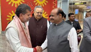 लोकसभा स्पीकर ओम बिड़ला रायपुर पहुंचे, डॉ. रमन सिंह ने किया स्वागत