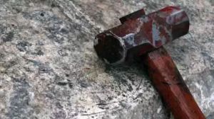 CG – परिवार की नाराजगी से अलग हुए प्रेमी ने उठाया खौफनाक कदम, प्रेमिका की माँ से लिया बदला, हथौड़े से फोड़ा सिर, फिर जो हुआ…..