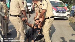 CG – हिस्ट्रीशीटर वीरेंद्र तोमर का रायपुर पुलिस ने निकाला जुलूस, फटी बनियान में लंगड़ाते दिखा, फिर अचानक हुआ बेहोश…
