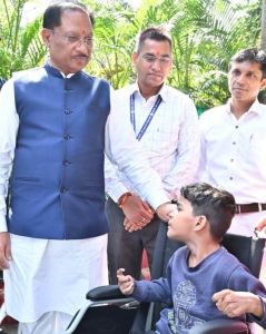 पैरों से चित्र उकेरने वाली पूनम के जीवन में मुख्यमंत्री ने भरी नई उम्मीद पैरों से चित्र उकेरने वाली पूनम के जीवन में मुख्यमंत्री ने भरी नई उम्मीद