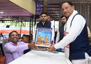 जनदर्शन में अद्भुत दृश्य—भिलाई के अंकुश देवांगन ने मुख्यमंत्री को भेंट की संगमरमर पर बनी प्रधानमंत्री नरेंद्र मोदी की सूक्ष्म प्रतिमा