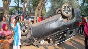 CG : बस का इंतजार कर रहे 3 लोगों को तेज रफ्तार कार ने रौंदा, एक की मौत, दो घायल CG : बस का इंतजार कर रहे 3 लोगों को तेज रफ्तार कार ने रौंदा, एक की मौत, दो घायल