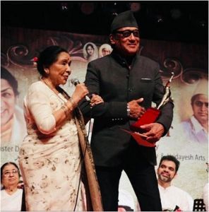  जैकी की फिल्म "लाइफ ईज गुड" के लिये आशा भोसले ने पहली बार सिम्फनी के लिये आवाज दी