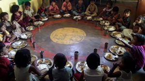 आंगनबाड़ियों में बच्चों को मिल रही गर्मा-गर्म पोषण थाली