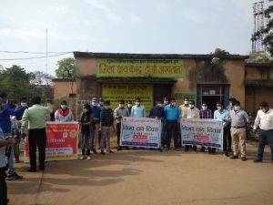 टीबी का स्लोगन लिखे मास्क स्वास्थ्यकर्मी, बस व ऑटो चालकों को किये वितरित       