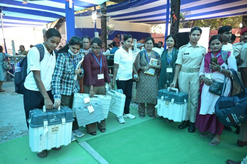 प्रथम चरण के मतदान के लिए सब तैयार, लोकतंत्र के पर्व में बढ़ चला बिहार — 18 जिलों की 121 सीटों पर जारी है वोटिंग प्रथम चरण के मतदान के लिए सब तैयार, लोकतंत्र के पर्व में बढ़ चला बिहार — 18 जिलों की 121 सीटों पर जारी है वोटिंग