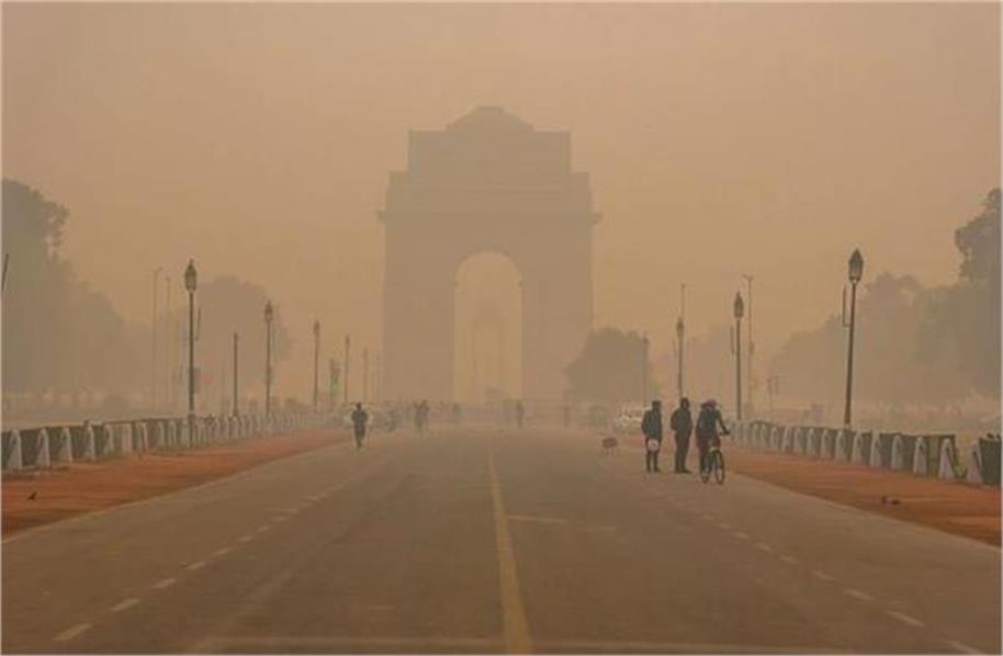 दिल्ली में सांस लेना हुआ मुश्किल, AQI पहुंचा 400 के पार, 'रेड जोन' में राजधानी दिल्ली में सांस लेना हुआ मुश्किल, AQI पहुंचा 400 के पार, 'रेड जोन' में राजधानी