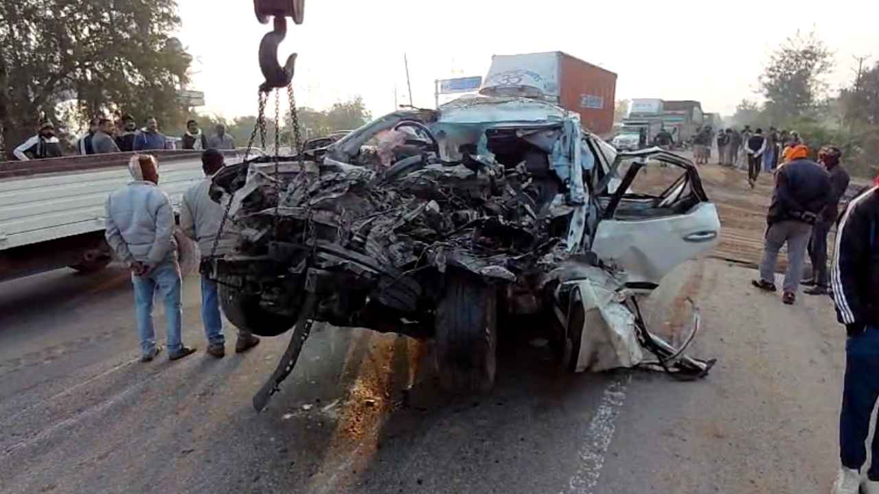 दर्दनाक हादसा: ट्रैक्टर-ट्रॉली में घुसी फॉर्च्यूनर, 5 युवकों की मौत, शवों को निकालने के लिए कटर से काटी गई कार! दर्दनाक हादसा: ट्रैक्टर-ट्रॉली में घुसी फॉर्च्यूनर, 5 युवकों की मौत, शवों को निकालने के लिए कटर से काटी गई कार!