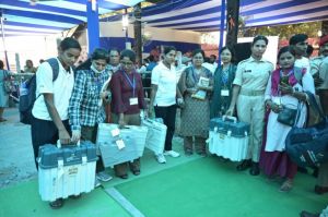 प्रथम चरण के मतदान के लिए सब तैयार, लोकतंत्र के पर्व में बढ़ चला बिहार — 18 जिलों की 121 सीटों पर जारी है वोटिंग