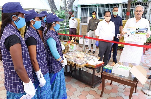 मल्टीयूटीलिटी सेंटर की महिलाओं ने 6 माह में किया 1.10 करोड़ रूपए का व्यवसाय: मुख्यमंत्री श्री बघेल ने महिला समूहों द्वारा तैयार उत्पादों की गुणवत्ता को सराहा मल्टीयूटीलिटी सेंटर की महिलाओं ने 6 माह में किया 1.10 करोड़ रूपए का व्यवसाय: मुख्यमंत्री श्री बघेल ने महिला समूहों द्वारा तैयार उत्पादों की गुणवत्ता को सराहा