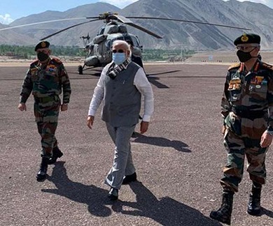 लद्दाख पहुंचे प्रधानमंत्री नरेंद्र मोदी, सैन्यकर्मियों से की बातचीत लद्दाख पहुंचे प्रधानमंत्री नरेंद्र मोदी, सैन्यकर्मियों से की बातचीत