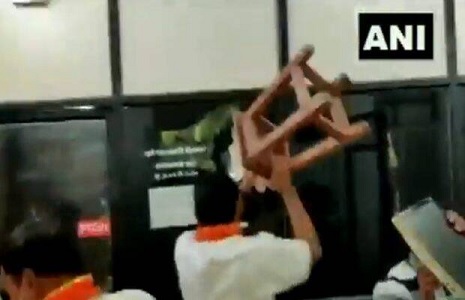 मनसे कार्यकर्ता ने किया कृषि विभाग के दफ्तर में तोड़फोड़, किसानों को दिया गया बीज नहीं अंकुरा तो भड़के मनसे कार्यकर्ता ने किया कृषि विभाग के दफ्तर में तोड़फोड़, किसानों को दिया गया बीज नहीं अंकुरा तो भड़के