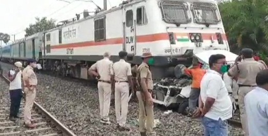 पटना में जनशताब्दी एक्सप्रेस व कार की भीषण टक्कर, हादसे में 4 लोगों की मौत पटना में जनशताब्दी एक्सप्रेस व कार की भीषण टक्कर, हादसे में 4 लोगों की मौत