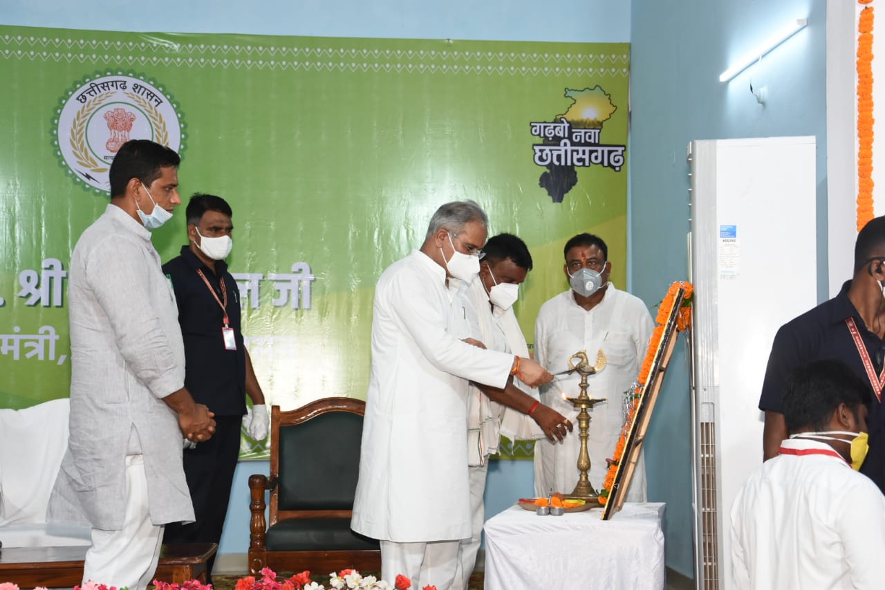 गोधन न्याय योजना की शुरूआत के साथ ही 102 करोड़ रुपए के विकास कार्यों का लोकार्पण एवं भूमिपूजन भी किया मुख्यमंत्री भूपेश बघेल ने गोधन न्याय योजना की शुरूआत के साथ ही 102 करोड़ रुपए के विकास कार्यों का लोकार्पण एवं भूमिपूजन भी किया मुख्यमंत्री भूपेश बघेल ने