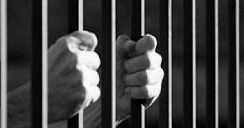 64 कैदियों के कोरोनो टेस्ट पॉजिटिव आने पर सरकार ने जेलर को सस्पेंड किया 64 कैदियों के कोरोनो टेस्ट पॉजिटिव आने पर सरकार ने जेलर को सस्पेंड किया