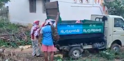 शर्मनाक!, कोरोना मरीजों को कूड़ा उठाने वाली गाड़ी में भरकर ले गए अस्पताल शर्मनाक!, कोरोना मरीजों को कूड़ा उठाने वाली गाड़ी में भरकर ले गए अस्पताल