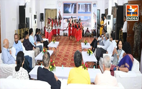 बस्तर की लोक संस्कृति की प्रस्तुति से मंत्रमुग्ध हुआ केन्द्रीय वित्त आयोग का दल बस्तर की लोक संस्कृति की प्रस्तुति से मंत्रमुग्ध हुआ केन्द्रीय वित्त आयोग का दल
