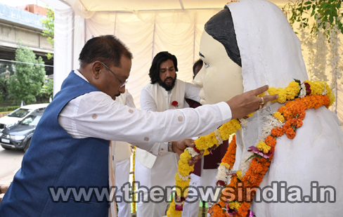 मुख्यमंत्री श्री विष्णु देव साय ने ममतामयी मिनीमाता की पुण्यतिथि पर उनकी प्रतिमा पर माल्यार्पण कर श्रद्धांजलि अर्पित की मुख्यमंत्री श्री विष्णु देव साय ने ममतामयी मिनीमाता की पुण्यतिथि पर उनकी प्रतिमा पर माल्यार्पण कर श्रद्धांजलि अर्पित की