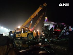  आगरा लखनऊ एक्सप्रेस वे पर भीषण सड़क हादसा, टायर फटने से पलटी बस, 4 की मौत